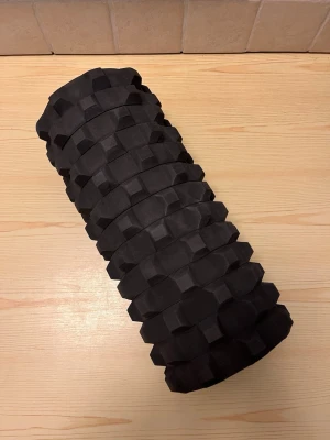 Casall Foam Roller - Säljer en Casall foam roller i utmärkt skick. Denna foam roller är idealisk för att massera ömma muskler efter träning, förbättra rörligheten och påskynda återhämtningen.