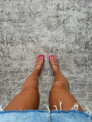 Klackar - NA - KD - Säljer mina rosa härliga klackar som endast blivit använda fåtal gånger. Alla diamanter sitter kvar och de är i fint skick! Perfekta till sommaren❤️