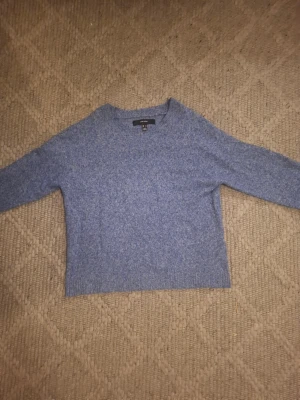 Blå stickad tröja från Gina Tricot - Mysig blå stickad VMDOFFY tröja från Gina Tricot med rund halsringning och långa ärmar. Tröjan har en enkel och stilren design med ribbstickade muddar vid ärmslut och nederkant. Perfekt för lager-på-lager under kyliga dagar. Pris kan diskuteras💗