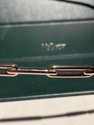 Bruna runda solglasögon Mulberry - Snygga solglasögon från Mulberry med rundad båge i transparent brun plast och mörka glas. Kedjan är i guldfärgad metall och ger en exklusiv touch. Perfekt accessoar för att lyfta din stil.