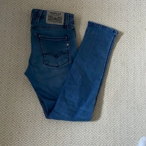 Replay anbass - Säljer ett par skitsnygga replay anbass jeans, 10/10 skick inga defekter. Passar perfekt till hösten 🍂 skulle passa dig som är mellan 176-180