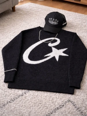 CORTIEZ + CAP - Stickad Cortez tröja med keps, i size S och heeeelt ny. Finns i svart 🖤 grå 🩶 färger kolla min bio!         ⚠️för att få den för 499 + keps, skriv hill mig  (123)⚠️