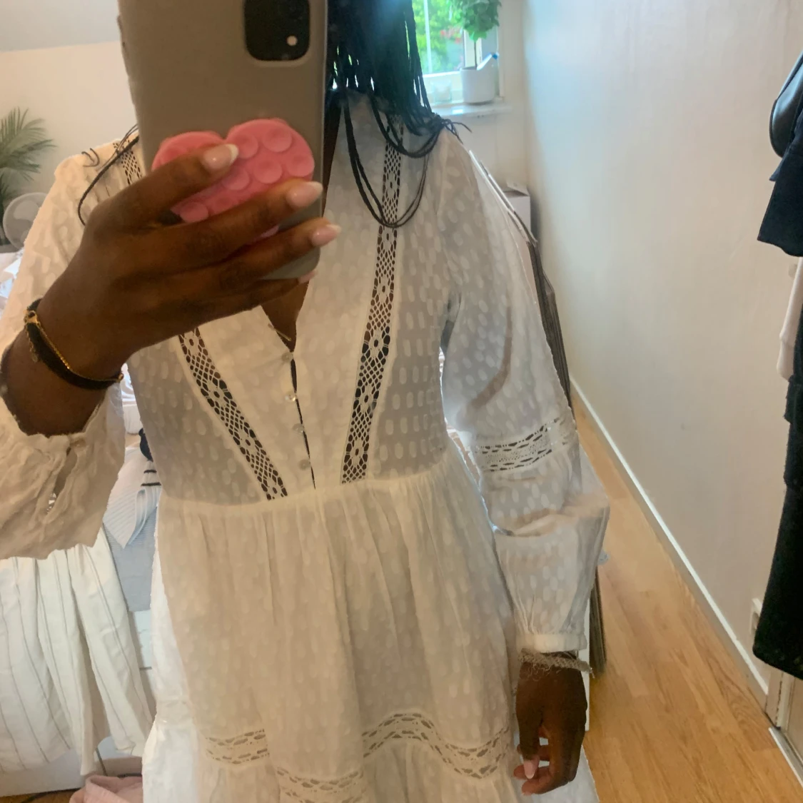 Vit kort klänning med spetsdetaljer