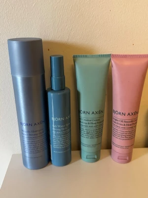 Björn Axén hårstylingkit 4 produkter - Jag säljer varje produkt kostar 100 om man köper alla blickar av 550  Björn Axén Curl Creator Cream 150 ml  Björn Axén Anti-Frizz Smooth Cream 150 ml  Björn Axén Fixing Hairspray 250 ml  Björn Axén Salt Water Spray 150 ml