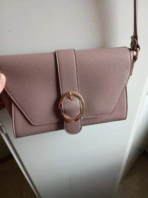 Handväska - Sparsamt använd, väskan är i fint skick. 