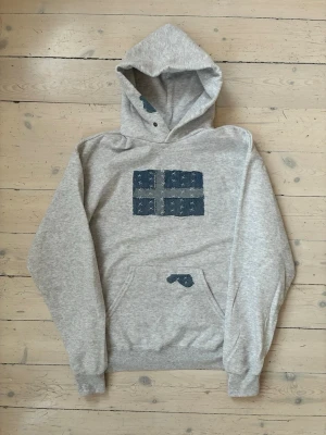 Handstitched ”Sweden” hoodie - Handsydd från ashiko som de gjort själva, Hoodien har en slim fit passform och är gjort på 80% bomull och 20% polyester, designsen är av jeanstyg.