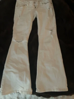 Vita bootcut jeans  - jag säljer detta skit snygg jeansen från Gina tricot, använt en endaste gång.💕