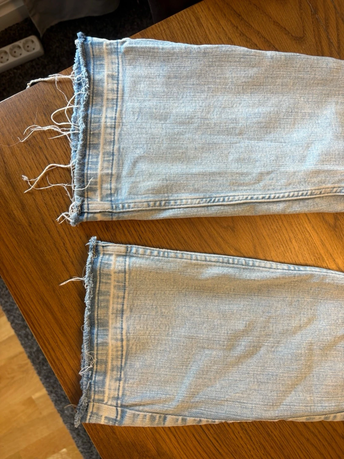 Ljusblå slitna jeans med hål - 2