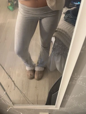 Yoga pants  - Mysiga grå yoga pants vikbar linning och bootcut. Tillverkade i mjukt och stretchigt material som passar perfekt sop chill hemma. Byxorna har en enkel design utan fickor eller detaljer.