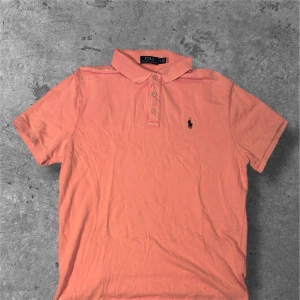 Ralph Lauren piké - Säljer denna schyssta pikén från Ralph Lauren, orange/korallfärgad | storlek L | skick: 8,5/10 | Hör av er vid frågor, pris kan diskuteras vid snabb affär 🤝