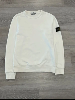 Vit Stone Island tröja - Säljer en Vit Stone Island tröja i storlek S. Kan gå ner i snabbköp😁