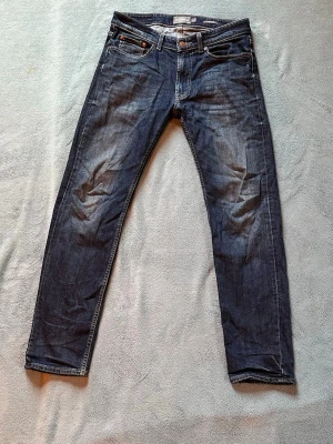 Mörkblå regular fit jeans från Dressman - Säljer ett par mörkblå regular fit jeans från Dressman i mycket bra skick