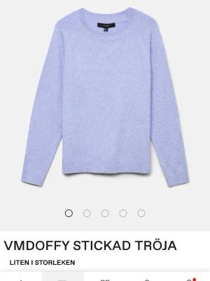 Ljuslila stickad tröja Vero Moda - Ljuslila stickad tröja från Vero Moda. Tröjan har knappt blivit andvänd och perfekt för en chill och stilren look. Modellen heter VMDOFFY.