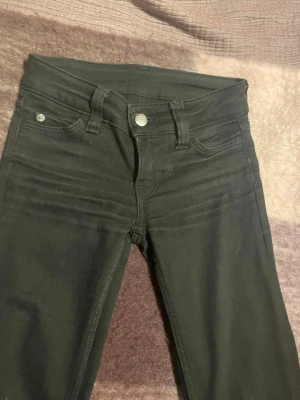 Svarta Cheap Monday jeans - St:23/30, de är uppsprättade vid benen! 