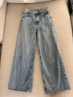 Ljusblåa wide leg jeans - Jeans från Bik Bok i storlek W: 25 L: 30. Superfina och bra skick. Vida och högmidjade.