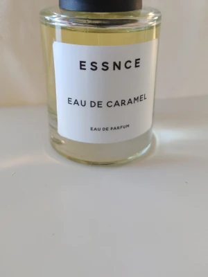 Eau de caramel essnce - Eau de caramel från essnce.. Se bilder för mängd. Tagit 4-5 sprut av den. 