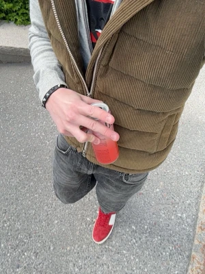 Valentino Garavani svart läderarmband - Tja! Säljer nu ett av mina Valentino armband i färgen noir, alltså svart. Nypris ligger runt 3500 kr. Allt på bilderna ingår, box, dustbag, tackkort osv. Armbandets skick syns på bildern. Vid frågor är det bara att höra av sig!