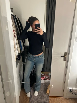 True Religion bootcut jeans ljusblå - Säljer ett par ljusblå bootcut jeans från True Religion med klassiska kontrastsömmar och snygga fickdetaljer bak. Jeansen har låg midja och är i ett mjukt denimtyg med stretch. Perfekta för en avslappnad och trendig look.