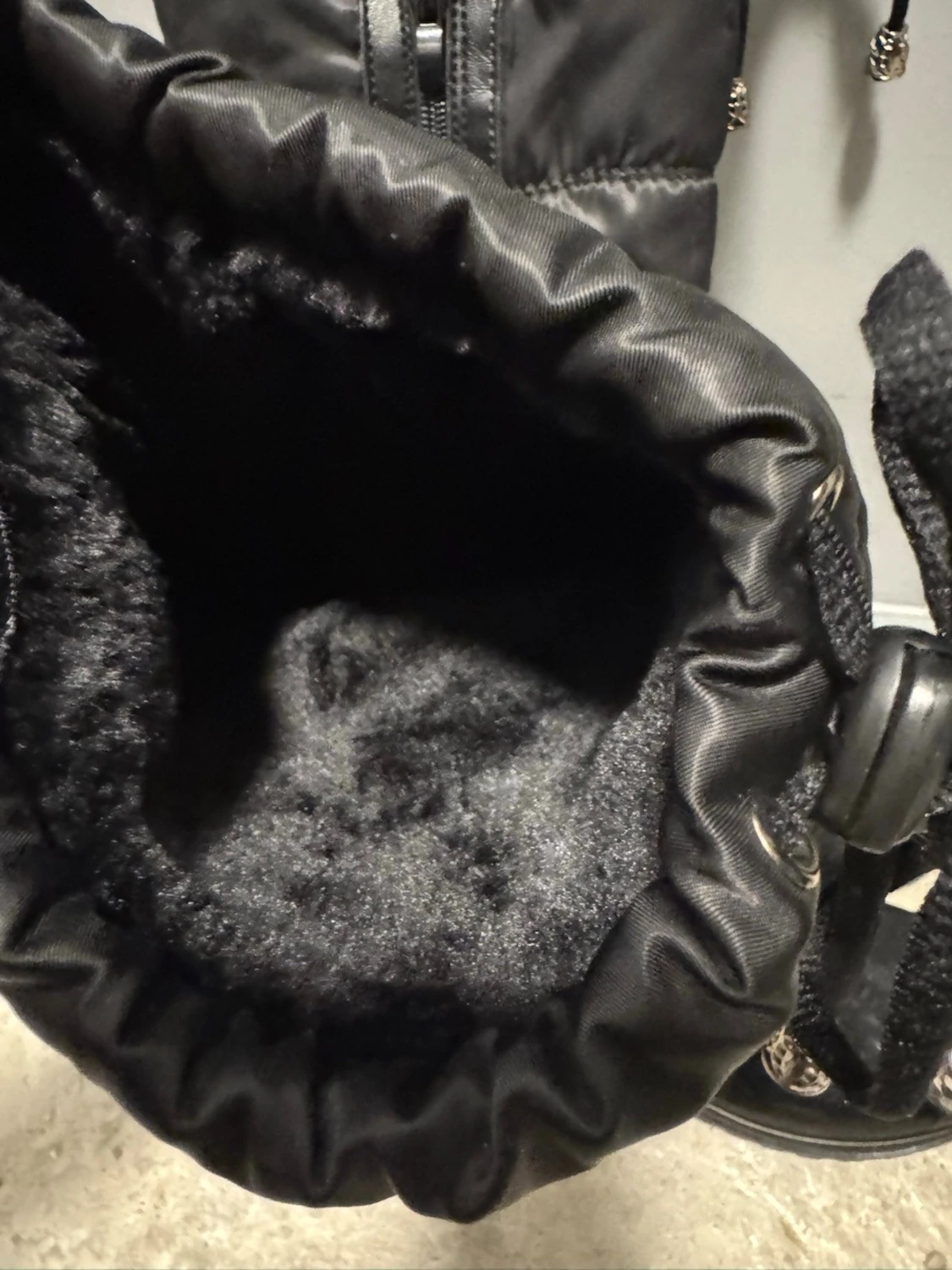 Svarta nya stövlar  - 1