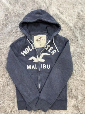 Hollister Hoodie - Säljer denna sällsynta och mycket eftertraktade Hollister hoodie | Storlek S | Mycket bra skick | Vid eventuella frågor hör gärna av dig och erbjuder bra pris vid köp av bundle 😁✅