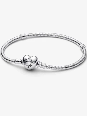 Pandora silverarmband med EN berlock - Snyggt armband från Pandora i silverfärgat material med ormkedja och hjärtformad låsdel där Pandora-loggan syns. Armbandet har även en berlock med flera små detaljer som hänger. Perfekt för dig som gillar stilrena smycken med personlig touch.