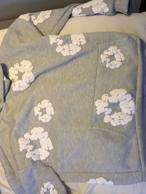 Grå hoodie från Denim Tears  - Säljer en grå hoodie från Denim Tears i storlek S.