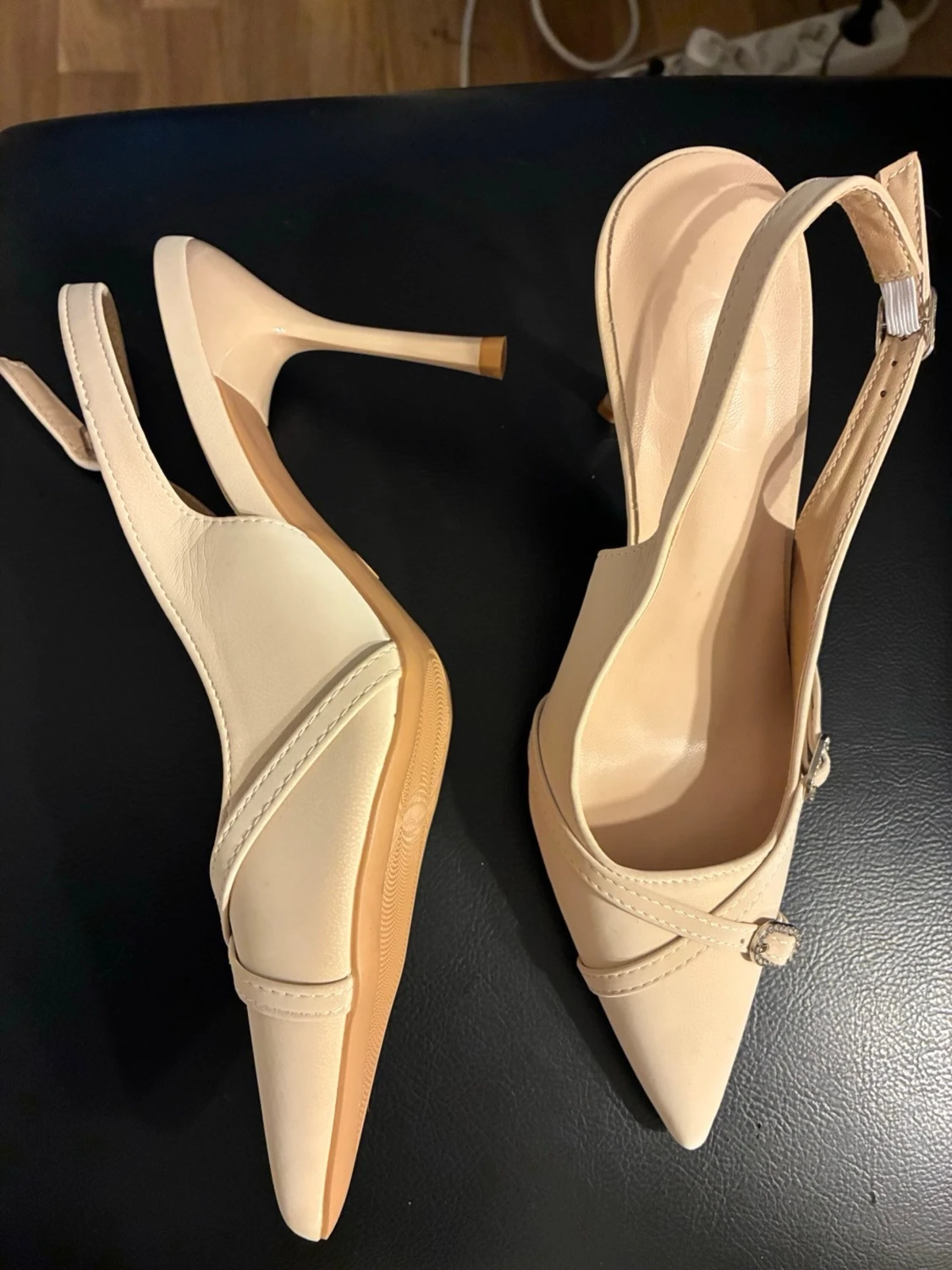 Beige pumps med smala remmar - 1