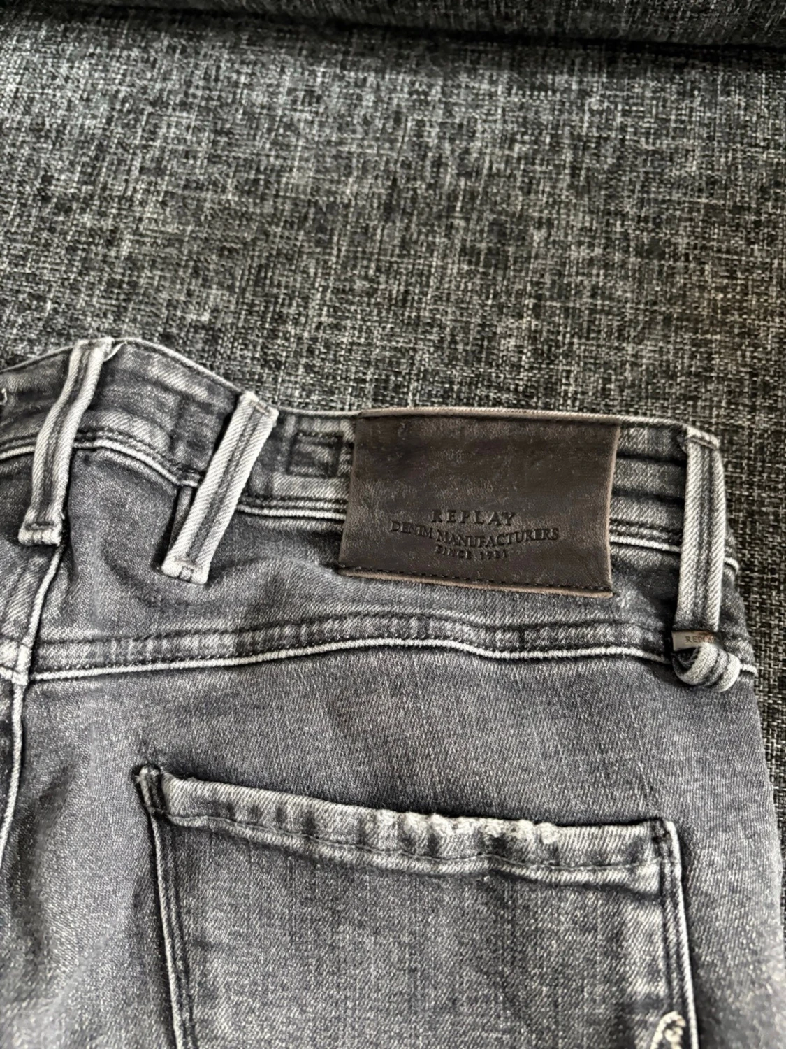 Gråa Replay Anbass jeans - 1