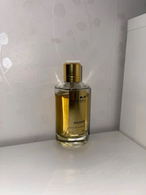 Mancera holidays - Mancera Holidays är en varm och somrig unisexparfym som doftar semester. Den kombinerar krämig kokos och friska citrusnoter med mjuka blommor och en söt, behaglig bas av vanilj och sandelträ. En lätt och glad doft som för tankarna till sol, strand och hav.