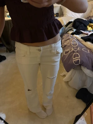 Vita bootcut jeans med hål - säljer ett par vita jeans som ej går att köpa längre ifrån Gina tricot, strl 158 men sitter som xs. 