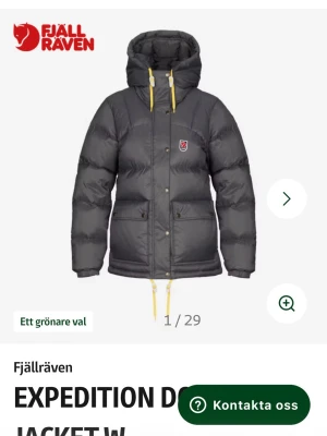 Svart Fjällräven Expedition dunjacka - Säljer en grå/grön Fjällräven Expedition dunjacka med huva och gula detaljer på snören och dragkedja. Jackan har två stora framfickor med lock, tryckknappar och Fjällräven-logga på bröstet. Perfekt för kalla dagar och riktigt varm. Finns mer bilder om önskas. Pris kan diskuteras