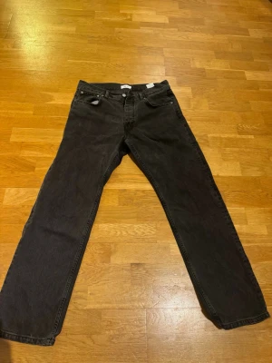 Mörkgrå Sonny jeans från NN07 - Säljer ett par mörkgrå jeans från NN07. Inköpta i höst från Care of Carl men har tyvärr blivit lite för små för mig. Tvättade varsamt endast 1 gång. 