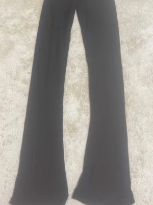 Konståknings tights - Konståkning tight går att dra över klacken på skridskorna. Finns noppringar på byxorna, så därför säljs de för att bra billigt pris! Men annars i mycket bra skick bra material. Storlek XL Child motsvarar XS passar nog i längd för 157-164cm skulle jag säga! Är stretchiga!