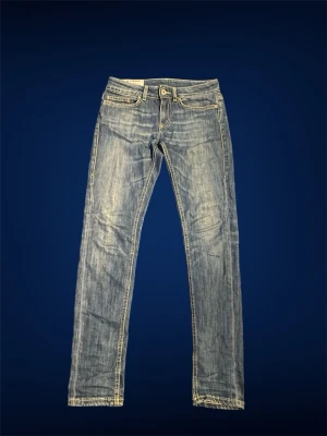 Blå Dondup jeans  - Ett par klassiska blå jeans från Dondup med feta detaljer och raka ben. Jeansen har fem fickor, gylf med dragkedja och knapp samt ljusa partier för en cool vintage-look. Tillverkade i denim med kontrastsömmar och läderpatch bak. För mer frågor kontakta gärna mig!😊