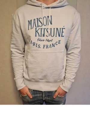 Maison Kitsuné Hoodie - Tiena! Säljer en helt ny Maison Kitsuné hoddie som fortfarande har kvar plasten. Har du några frågor eller funderingar så hör av dig // IC_RESELL