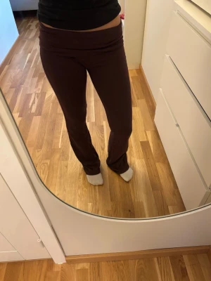 Vinröda yoga pants från Gina Tricot - Säljer ett par vinröda yoga pants från Gina Tricot i storlek XS. De har en bred midjeresår och är i ett mjukt, stretchigt material som sitter skönt på kroppen. Perfekta till både chill och snygga outfits. Aldrig använda bara provade! Säljer då de ej kommer till användning💕💕