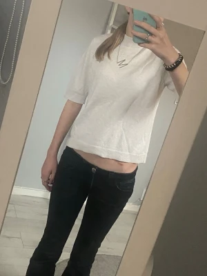 Ljus beige kortärmad topp i mjuk bomull💗 - Säljer en enkel och stilren ljus beige topp/t-shirt i mjuk bomull och korta ärmar. Toppen har en rak modell och ribbad kant nedtill samt vid ärmsluten. Super bekväm och perfekt nu till våren💕 Säljer den då den inte längre kommer till användning 💗 Köpt för ca 400kr i butik och knappt använd💗 Kontakta mig om ni vill ha fler bilder eller undrar över något! 