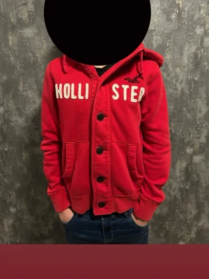 Hollister cardigan  - Brutalt snygg Hollister cardigan som är i storlek S denna är perfekt inför våren. Skick: 10/10🌟 SÄLLSYNT