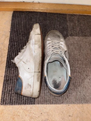 Phillippe model skor vita  - De är ganska smutsiga och hål i sulan som man kan limma ihop men har ej gjort det då jag köpt nya.