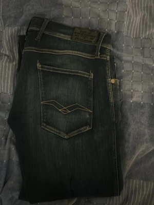 Replay mörkblå jeans med kontrastsömmar - Snygga mörkblå jeans  från repans i jätte fint skick men va lite för stora när jag köpte .