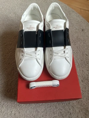 Valentino open - Sjukt feta opens i mycket fint skick och minimalt slitage utan defekter. De är svarta och är i storlek 43. Box och extra snören medföljer. Självklart äkta, bara att höra av sig vid frågor eller funderingar!