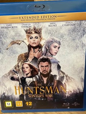 The Huntsman: Winter's War Blu-ray - Säljer en Blu-ray Extended Edition av filmen The Huntsman: Winter's War. Omslaget är blått med filmens karaktärer och isigt tema. Inkluderar både extended och theatrical version samt bonusmaterial. Perfekt för fantasyälskare.