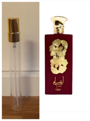 Lataffa Ansaam Gold 10 ml split - 10 ml split I glasdekant med spray ✨️Lattafa Ansaaam Gold i genomskinlig sprayflaska med guldfärgat lock. Doften har toppnoter av mandarin och päron, hjärtnoter av söta toner, jasmin och ros samt basnoter av mysk, vanilj och hallon.