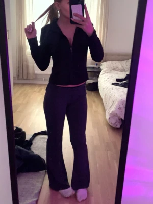 Gråa yoga pants  - Typ helt nya, använda 3 gånger ungefär, inget trasigt, bara gillar inte färgen på dom. Går att vika ner där uppe. Skriv privat för bättre bilder!
