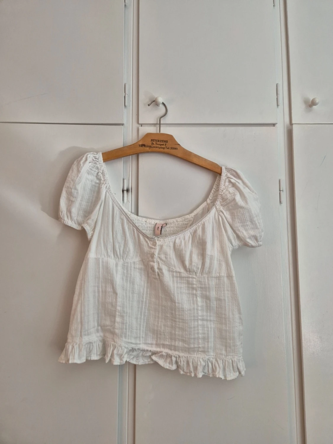 Vit blus med volang och puffärm - 1