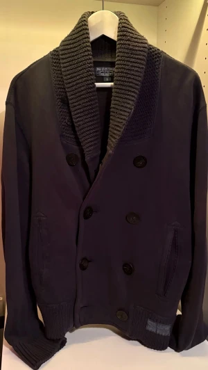 Polo jeans Kofta dubbelknäppning  - Stilren marinblå kofta från Polo Jeans med dubbelknäppning . Perfekt för lager-på-lager! Skick 8/10, Storlek S