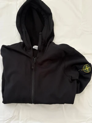 Svart hoodie från Stone Island - Autentisk Stone Island hoodie. Använt väldigt fåtal gånger. I utmärkt skick. Ordinarie pris: 3000kr ✨9,5/10