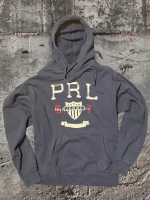 Polo Ralph Lauren hoodie - Tjena säljer nu en snygg hoodie från märket Polo Ralph Lauren. Hoodien är i storlek M och i ett mycket bra skick. Om du har några frågor är det bara att skriva!