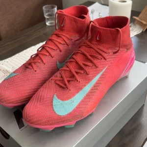 Nike mercurial superfly 10 elite - Säljer mina fotbollsskor då jag har andra som används mer. Dom är i bra skick men smutsiga, går såklart att tvätta bort, skorna köptes för ~2600 i februari och har inte vart använda sen början av sommarn. Inga defekter. Kvitto från intersport finns, samt box. Pris går att diskutera!