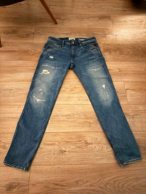 Replay Anbass Jeans 31/32 - Säljer ett par Replay Anbass Jeans i mycket bra skick, sitter bra på mig som är 185 så skulle säga att man bör vara 180-188. Storlek är W:31 L:32 alltså 31/32. 